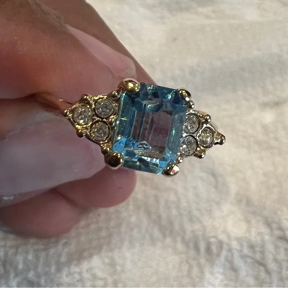 Gold-tone blue topaz ring with crystal accents, size 7.5